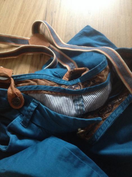 Blaue Hose mit Hosenträgern