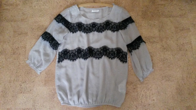 Schicke Bluse mit Spitzenborte