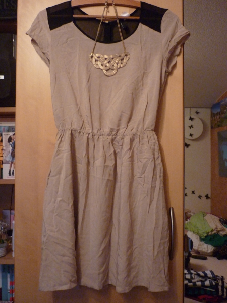 Schönes Kleid mit Mesh