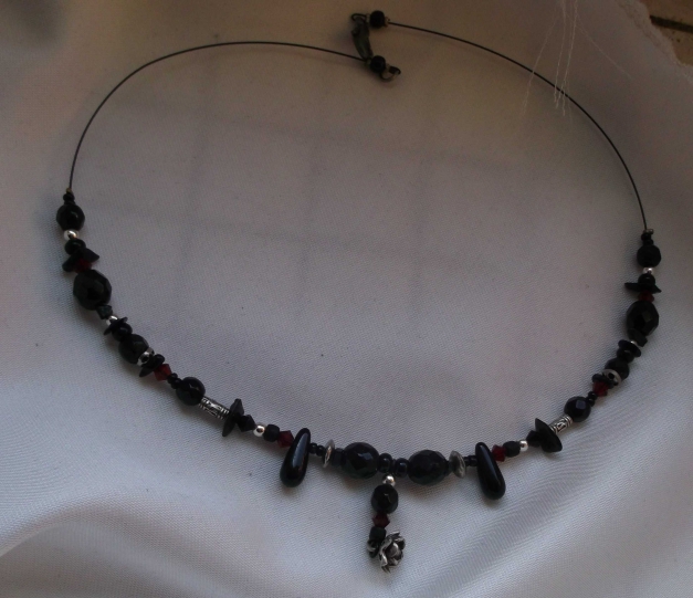 Kette mit roten und schwarzen Steinen und Rosenanhänger