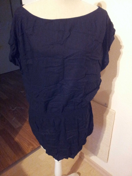 schlichtes schwarzes Kleid