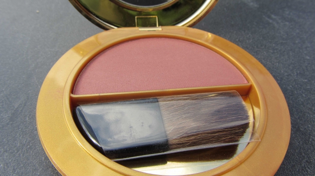 Rouge in zarter Rosenholz