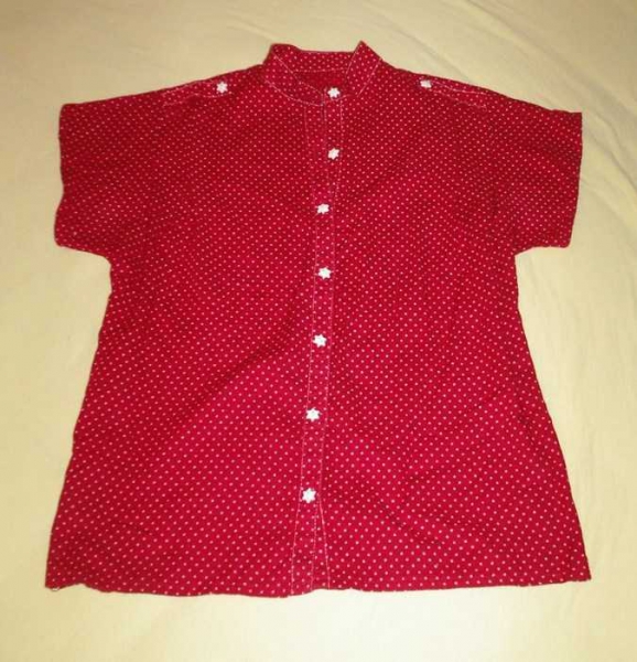 Rote Bluse mit weißen Sternchen als Muster und Knöpfe