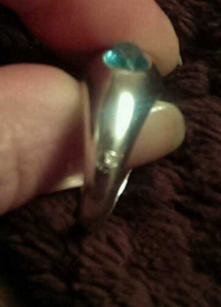 Ring mit hellblauen Steinen