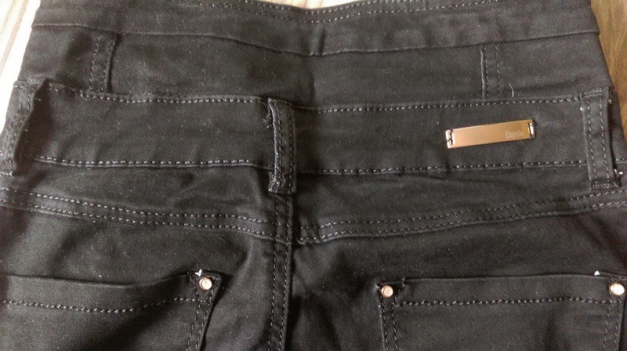 Schwarze Röhrenjeans hoch geschnitten