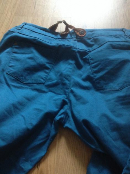 Blaue Hose mit Hosenträgern