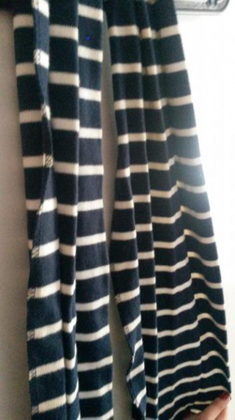 blau-weiß gestreifter Schal