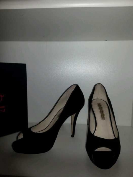 Schwarze Peeptoes von Buffalo