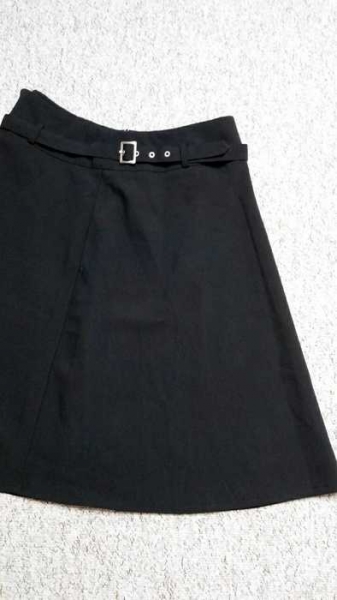 Schwarzer Rock mit Gürtel