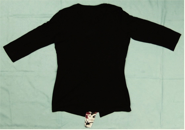 Tunika von Marcona - Schwarz mit Rotton-Muster - Mit Dekoband - Größe 44 - Blasser Fleck