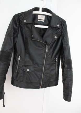 Schwarze Lederjacke im Bikerstil