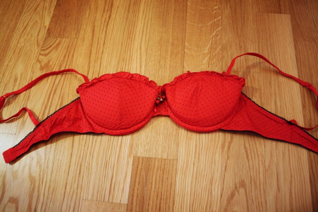 süßer roter BH mit Pünktchen und Spitze