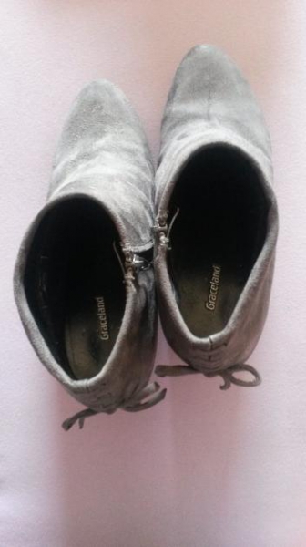 Stiefeletten in Wildlederoptik mit hohen Absatz