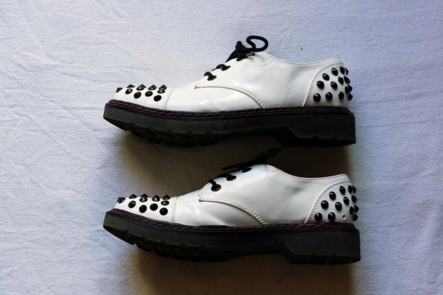 Weiße Nieten Lack Schuhe von Graceland