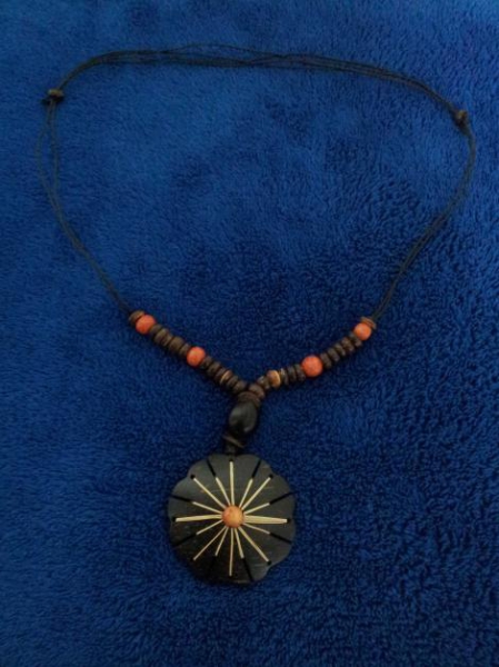 Holzkette mit Drachenbaumkernen