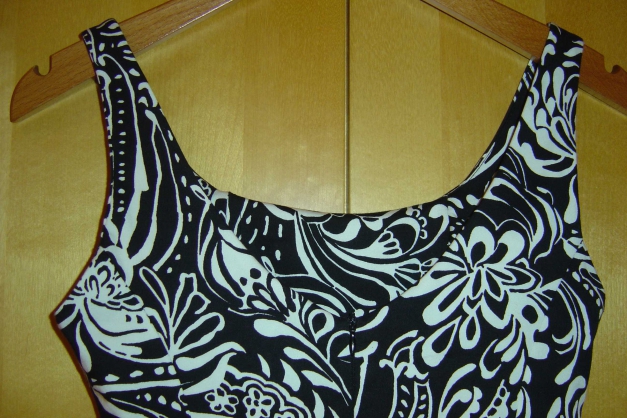 NEU Schwarz-weißes Sommerkleid mit Blumenmuster aus Italien