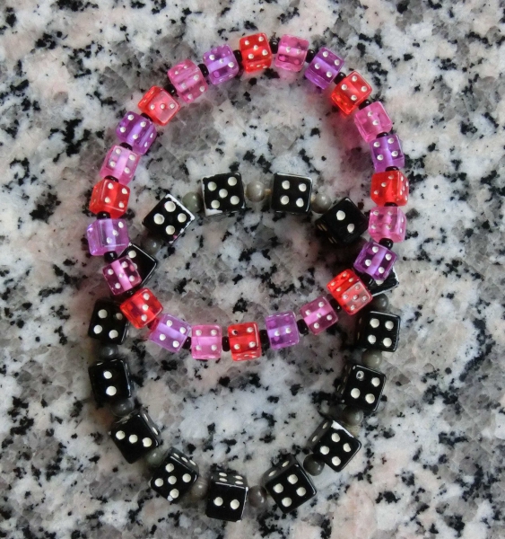 Würfelarmband schwarz rot rosa Rockabilly H&M Bijou Brigitte Würfel Armband Armbänder