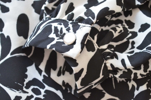 Bluse mit Blümchenmuster floral schwarz/weiß