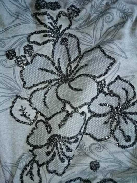 Graues Wasserfall T-Shirt mit wunderschönen Blumenstickereien