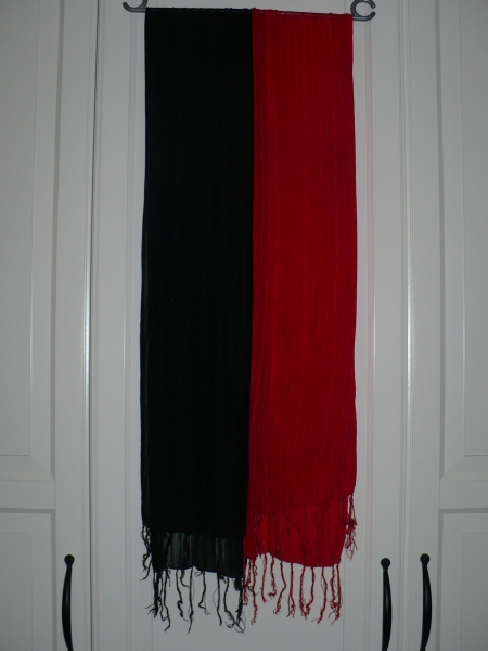 Schal mit Fransen in rot oder / und schwarz