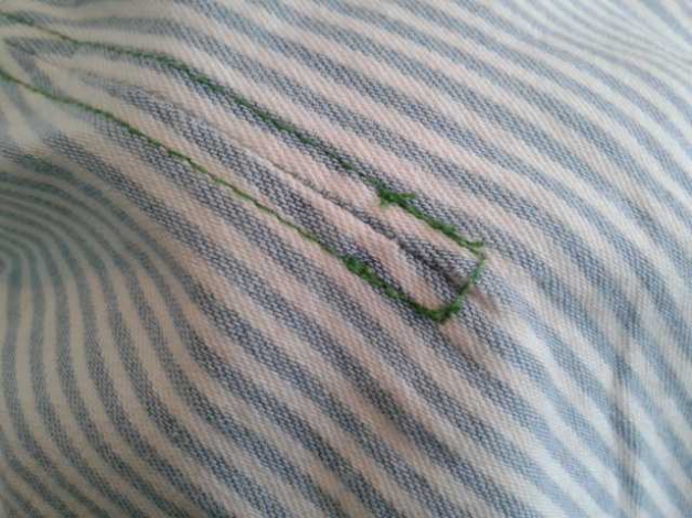 Blau-weiß gestreißte Schiebermütze mit Neon-Details  