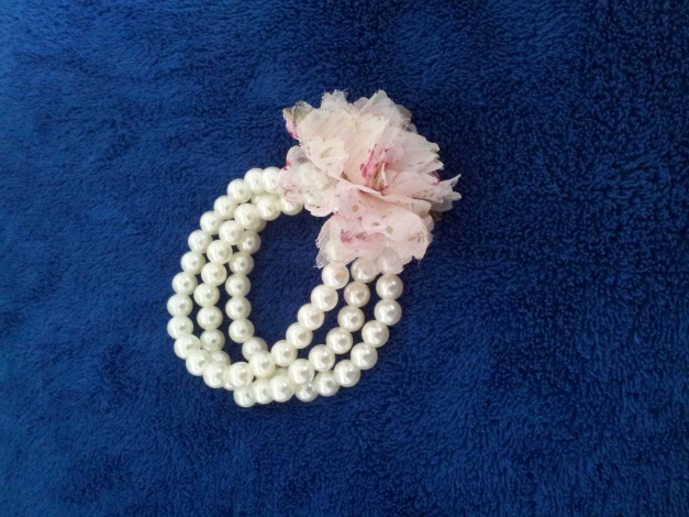 Perlenarmband mit Blume