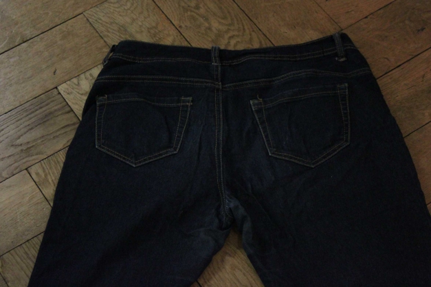  enge dunkelblaue Jeans