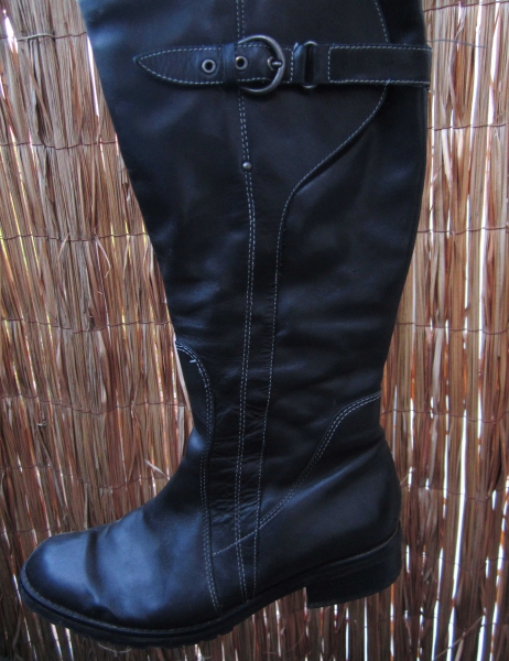 Schwarze Lederstiefel mit Schnalle