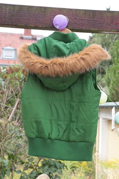 Herbst: Grüne Weste mit Kapuze