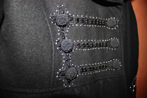 Schwarzer schöner Wintermantel mit Perlenstickerei