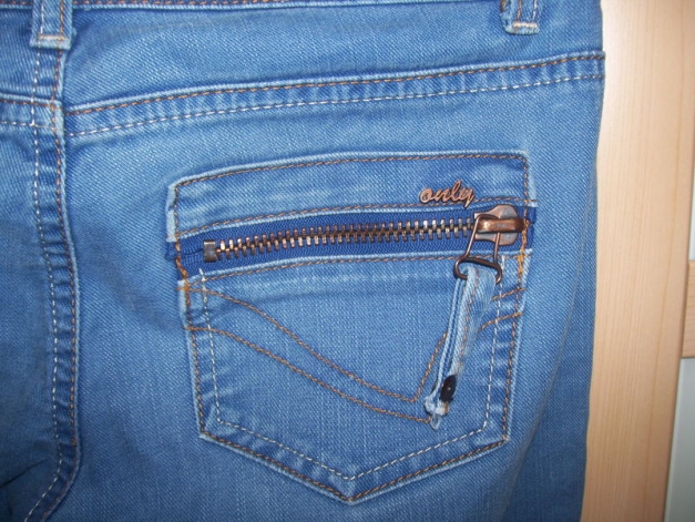 hellblaue röhrenjeans von only
