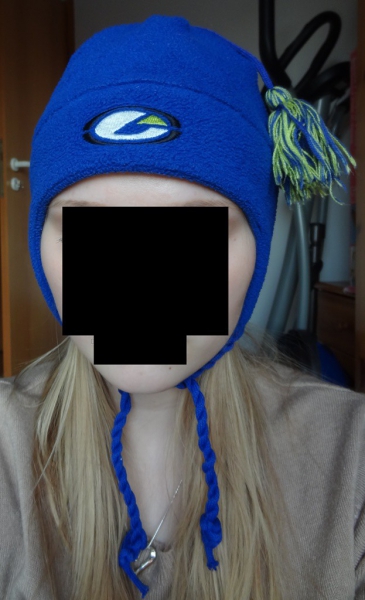 Schöne Mütze von etirel in blau und mit Bommel