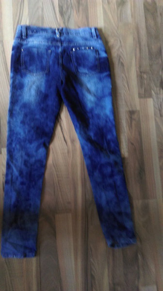 Röhrenjeans im Usedlook mit Nieten