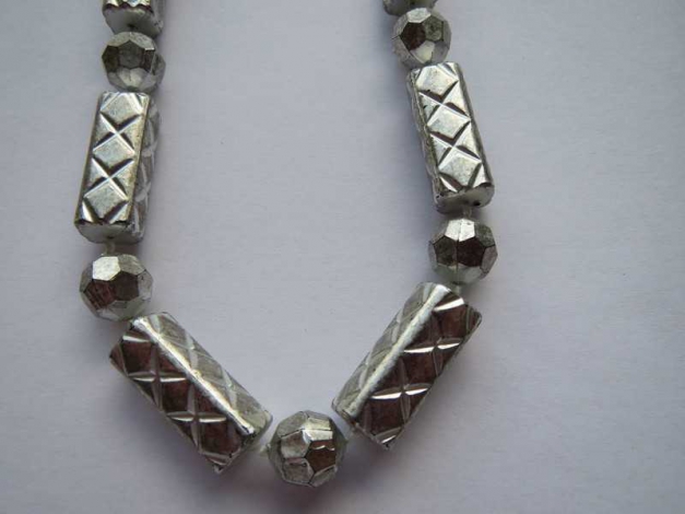 2 Ketten, silber-grau, 47 cm lang