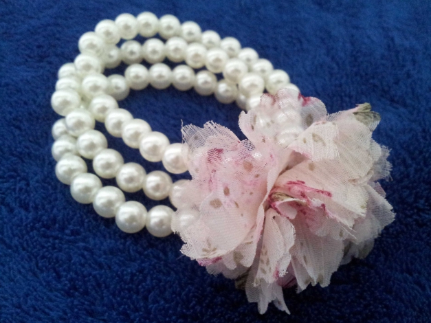 Perlenarmband mit Blume