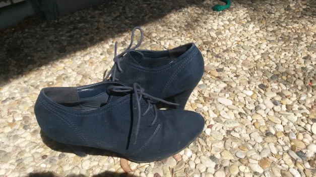 Steifeletten in Wildlederoptik mit Absatz