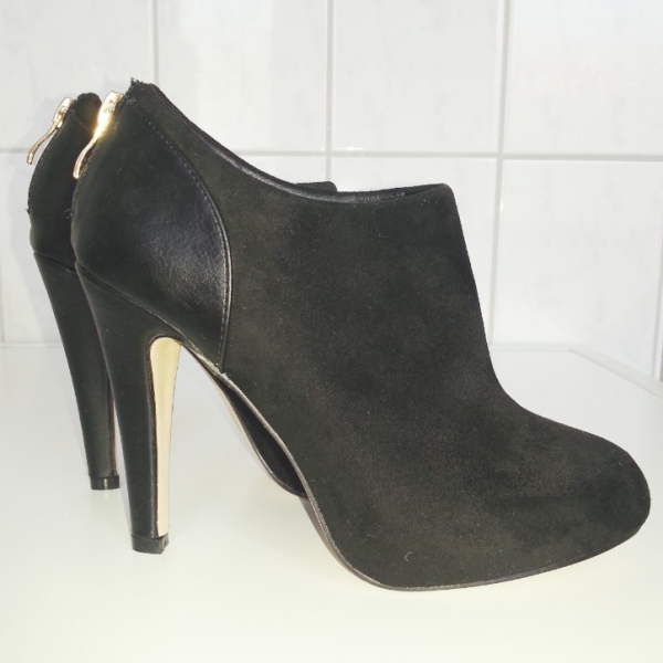 NEU! schwarze Stiefeletten in Kunstleder und Wildlederoptik mit goldfarbenem Reissverschluss Gr. 37