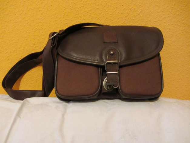 Braune Tasche mit mehreren Fächern