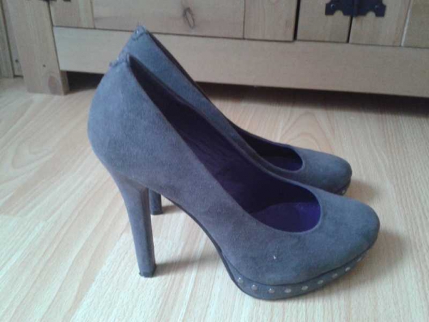 Graue High Heels mit Nieten 