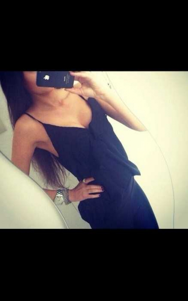 Schwarzes Top mit Rüschen