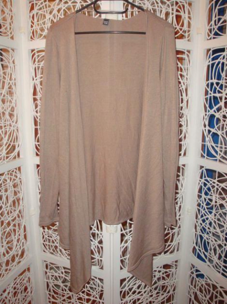langer beiger Cardigan