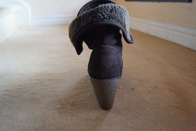 braune Keil-Stiefeletten mit Plüschkragen