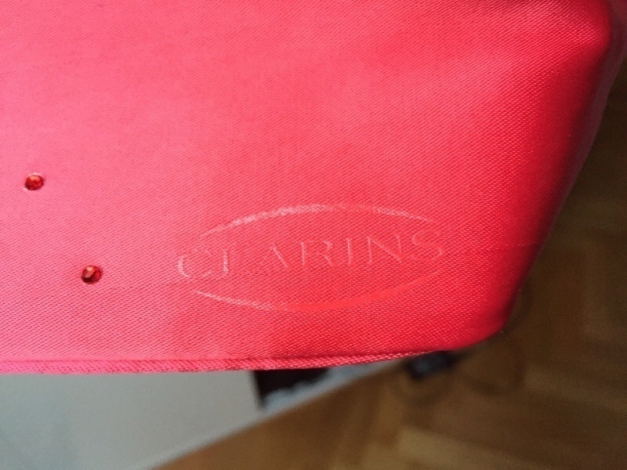 tolles Kosmetiktäschchen der Marke Clarins