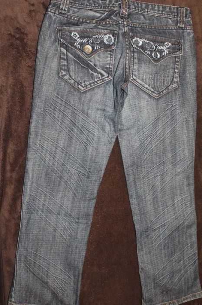 dunkelblaue Jeans 7/8 Hose mit süßer Stickerei