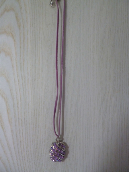 Anhänger mit Flieder Steinchen auf einer Samtkordel ; / P&C 