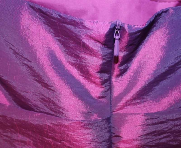 Schulterfreies lila Abendkleid mit abnehmbaren Trägern