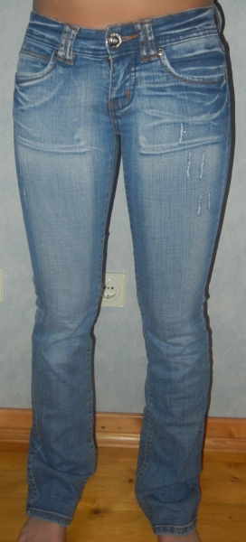 Jeans mit Strasssteinen