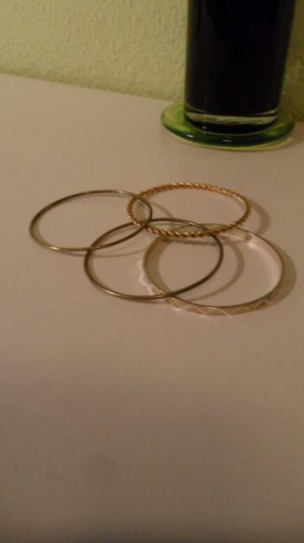4 wunderschöne Armreifen - goldfarben -