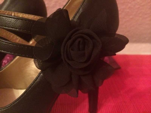 Schwarze high Heels mit Blume NEU!