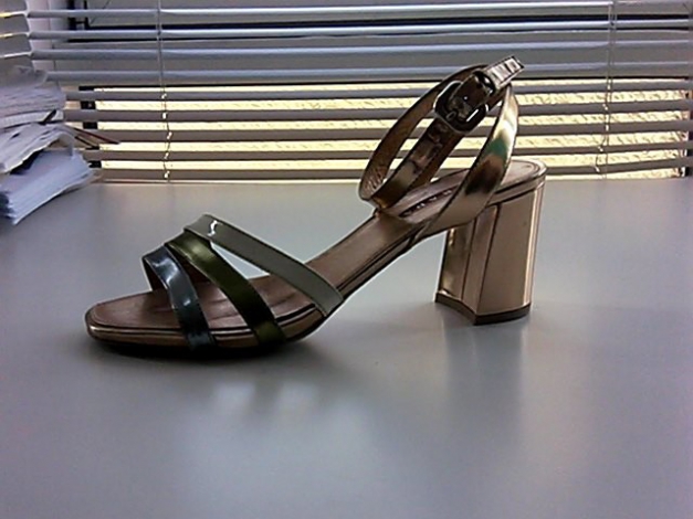 Goldene ungetragene Pradaschuhe 